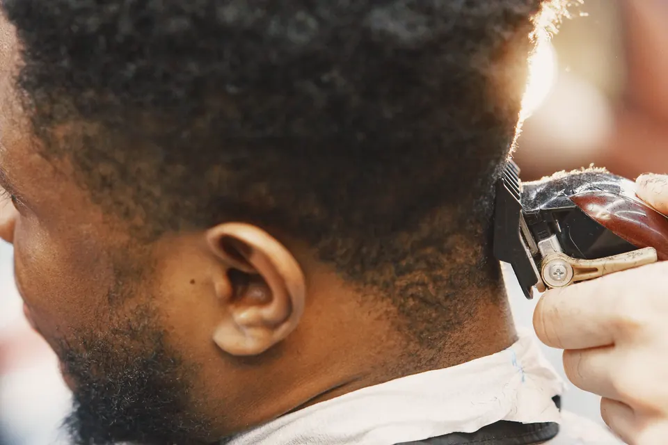 Hinterkopf mit Fade im warmen Gegenlicht, der Clipper am Nacken